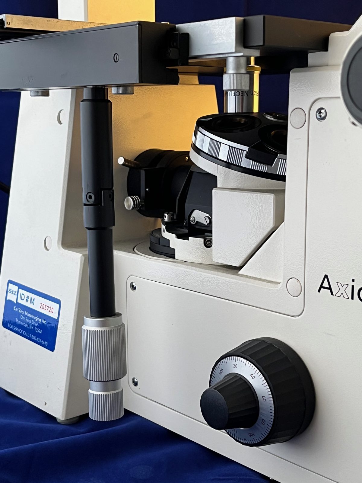 Objective nosepiece and focus controls